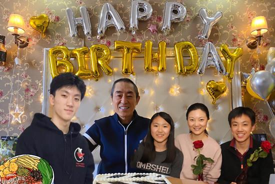 张艺谋|张艺谋罕见携娇妻赶飞机，穿1万鞋打扮奢侈，妻子全程低头玩手机