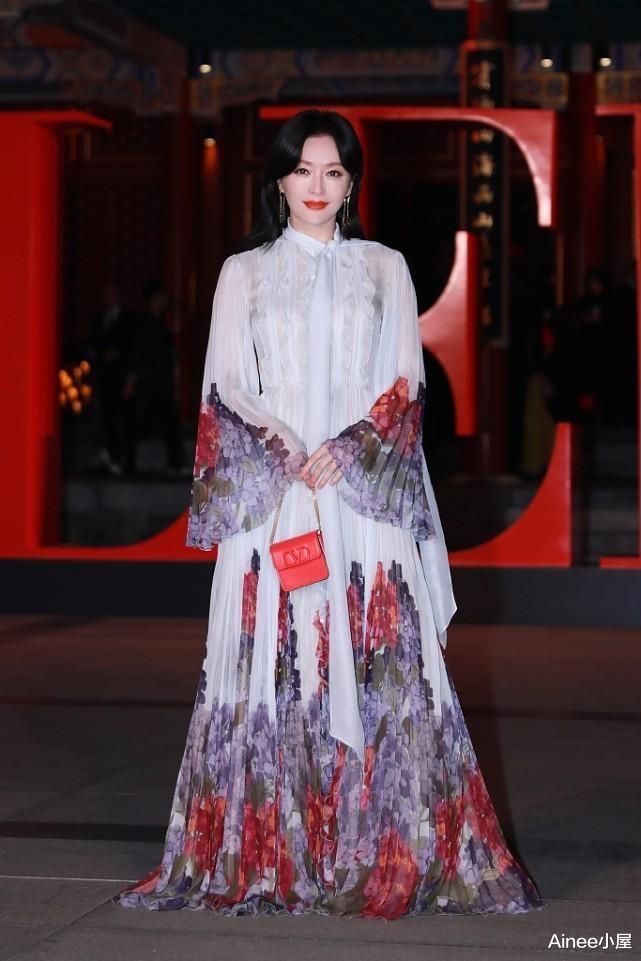 秦岚|生图下的秦岚也挺有气质，丝绒拼接薄纱裙好温柔，看得出保养多好