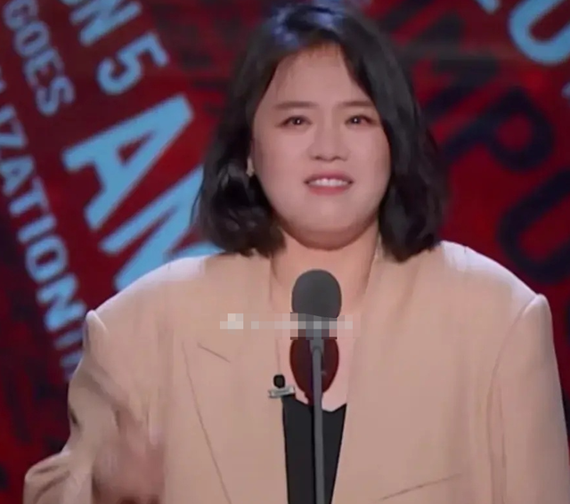 马思纯|马思纯胖出新高度，包子脸双下巴粗臂膀，站在人群中竟与素人无异