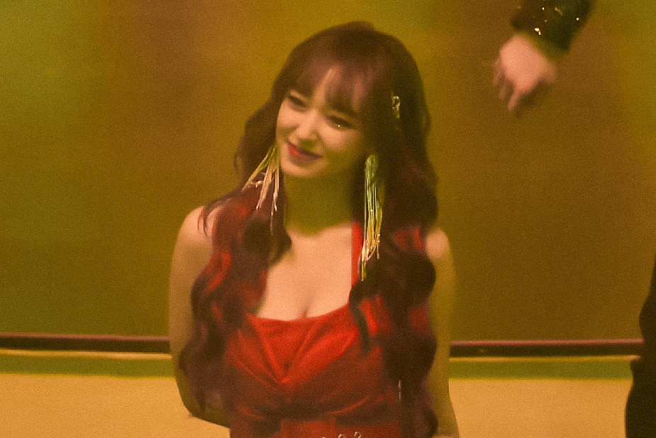 程潇|程潇爱豆舞台大片，天使面孔魔鬼身材，被赞真人芭比娃娃