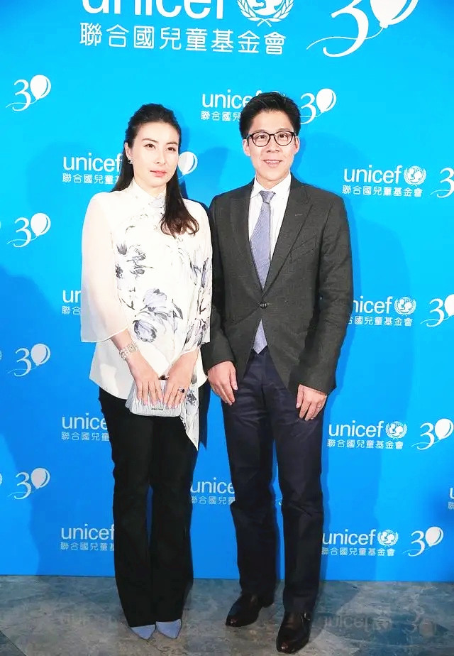 郭晶晶|“豪门女神”郭晶晶美呆了，穿汉服如少女般娇羞，口罩也藏不住美