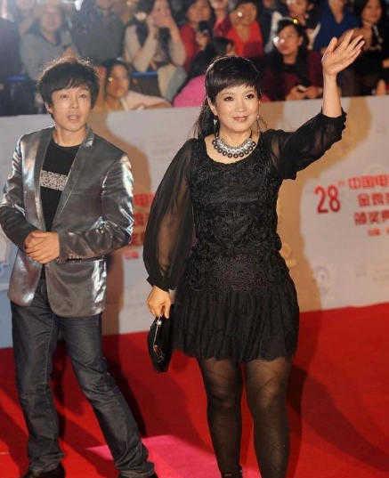 咖啡 61岁吕丽萍真敢“扮嫩”,穿黑短裙配黑丝袜,齐刘海马尾真年轻