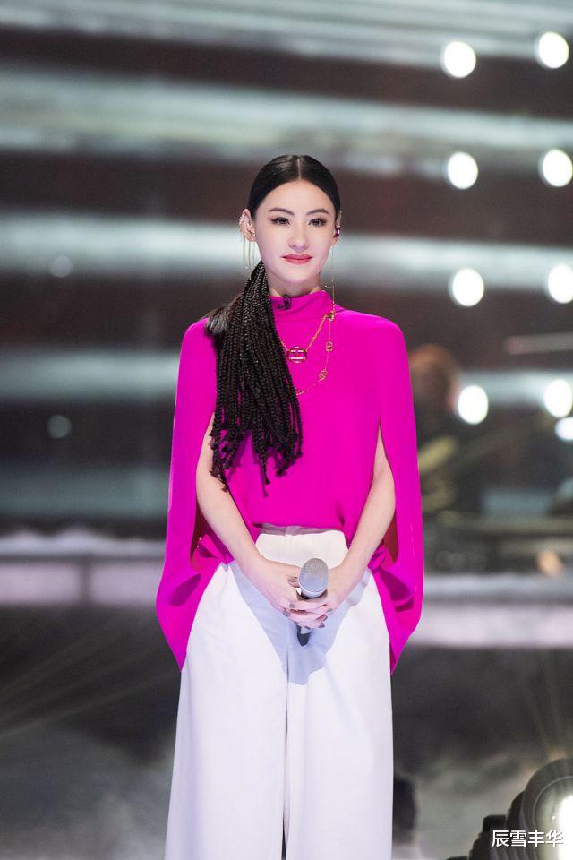 运动|张柏芝换新发型真漂亮，穿“玫红”上衣配编发造型，简直仙气十足