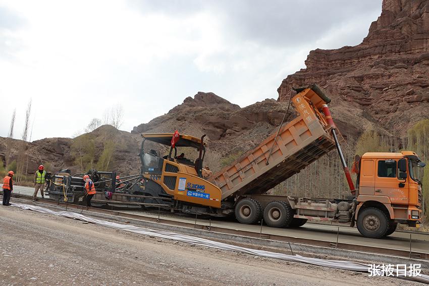 张掖日报 铆足干劲加油干! S18张掖至肃南公路重点项目建设“五一”假期不“打烊”