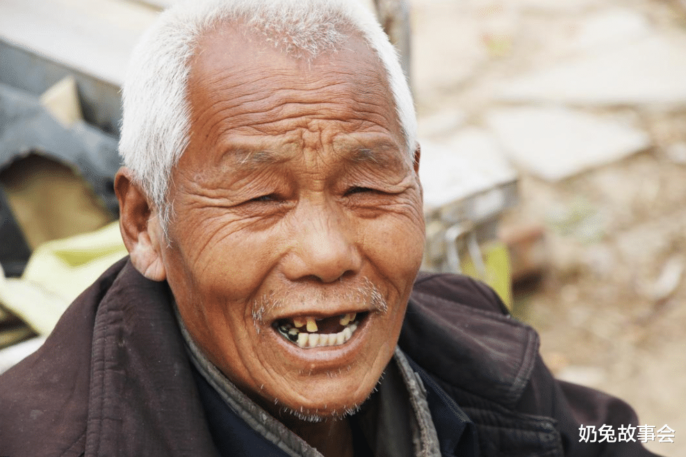 奶兔故事会|78岁大爷:不依靠子女不去养老院,雇佣保姆给我养老,很幸福