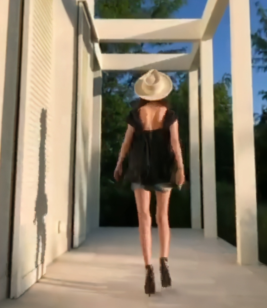 时尚风行派|72岁王薇薇秀身材上瘾?穿超短裤踩恨天高太性感,小36岁男友真帅