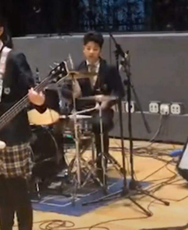 郭涛|郭涛儿子石头大变样！穿西装玩摇滚乐成型男，和9岁妹妹两个样