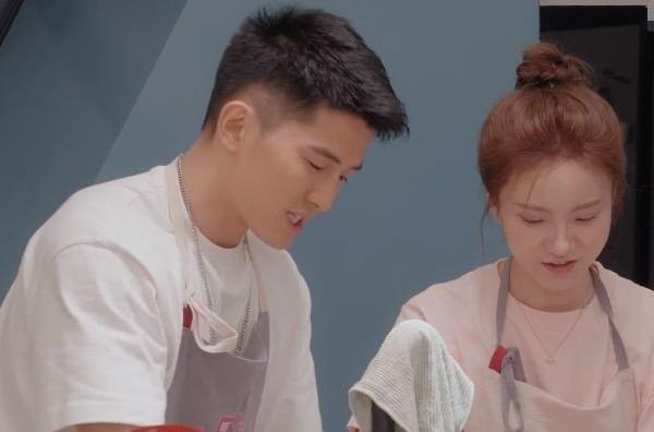 辣妹|《心动4》孔汝淳黑直长很清纯，当她换成卷发后，女神变辣妹