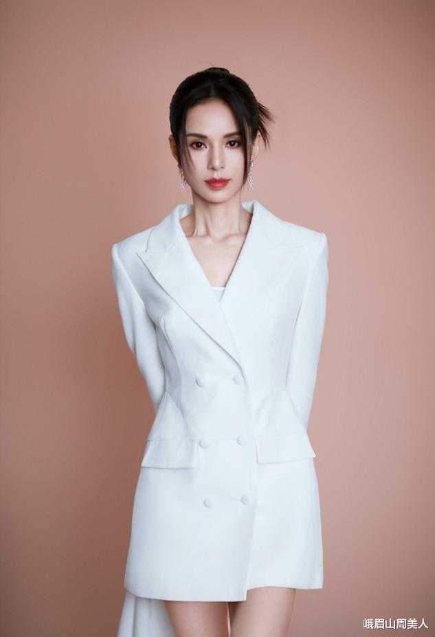 峨眉山周美人|李若彤身材太不真实，暗黑皮裙配宽檐帽好摩登，腰如细柳不堪一握