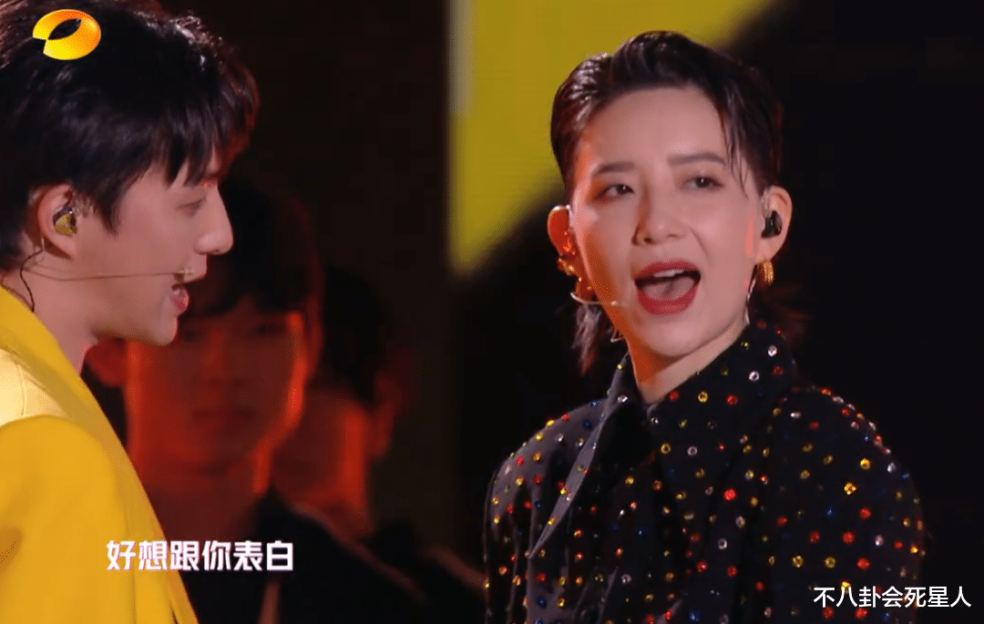 古力娜扎|芒果晚会现场：娜扎鱼尾红裙惊艳，黄晓明胡茬显沧桑，女团表情油腻