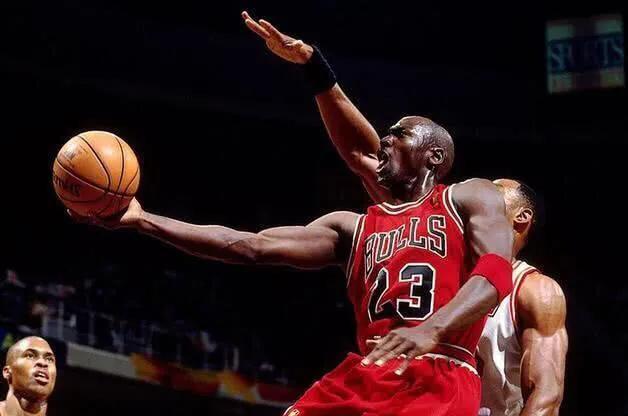 可馨育娃|98年乔丹和大罗谁人气更高？乔丹三连冠收尾，大罗则是满街黄衫