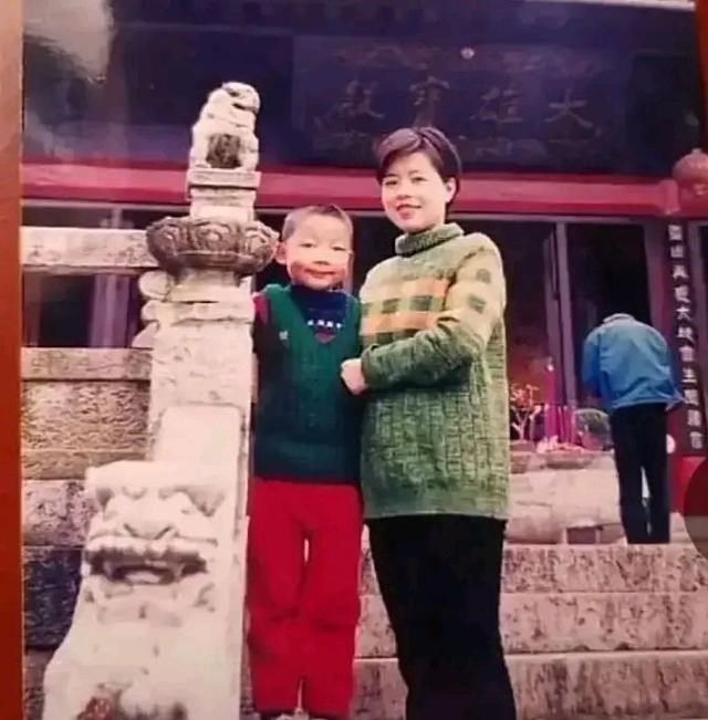 李小冉|许妈有多爱姚策？姚策童年照片泄露了大海星辰般母爱