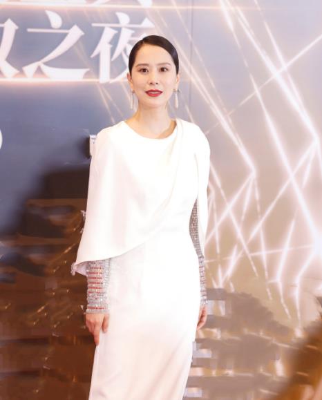 佟丽娅|又见红毯！杨颖无惧怼脸拍，张雨绮膀大腰圆，蔡卓宜打败李冰冰