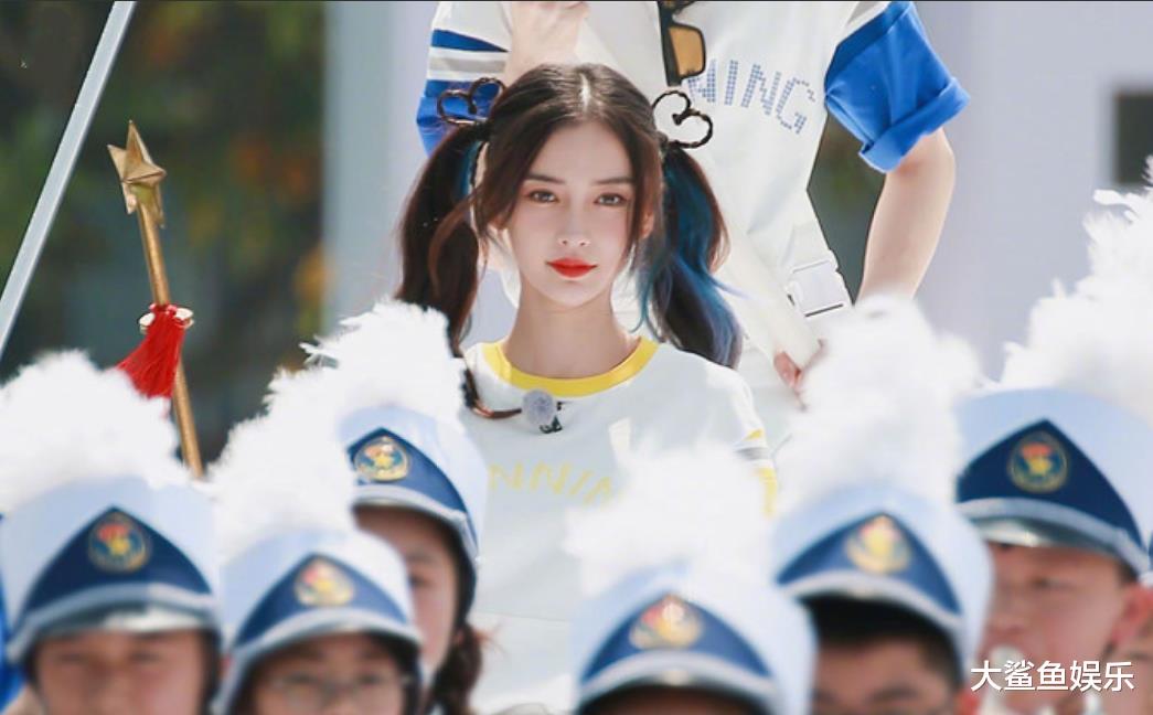 Angelababy|Angelababy穿T恤衬衫难掩小蛮腰，路人镜头下目测只有80斤