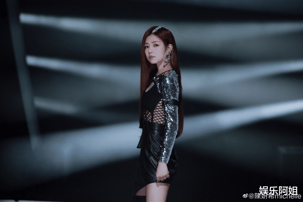陈妍希|陈妍希现身新片开机！女强人装扮显老气，但皮肤状态太加分