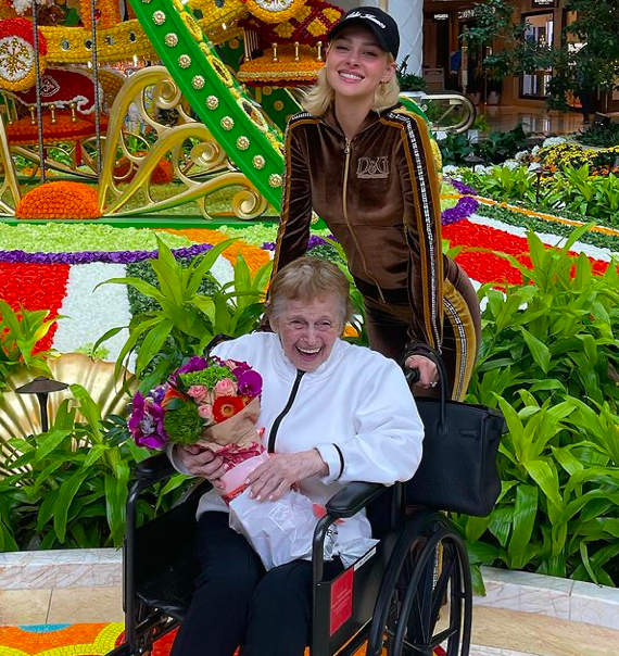 贝克汉姆|贝克汉姆准儿媳瘦成竹竿！运动装难掩尤物身材，93岁奶奶嘟嘴卖萌