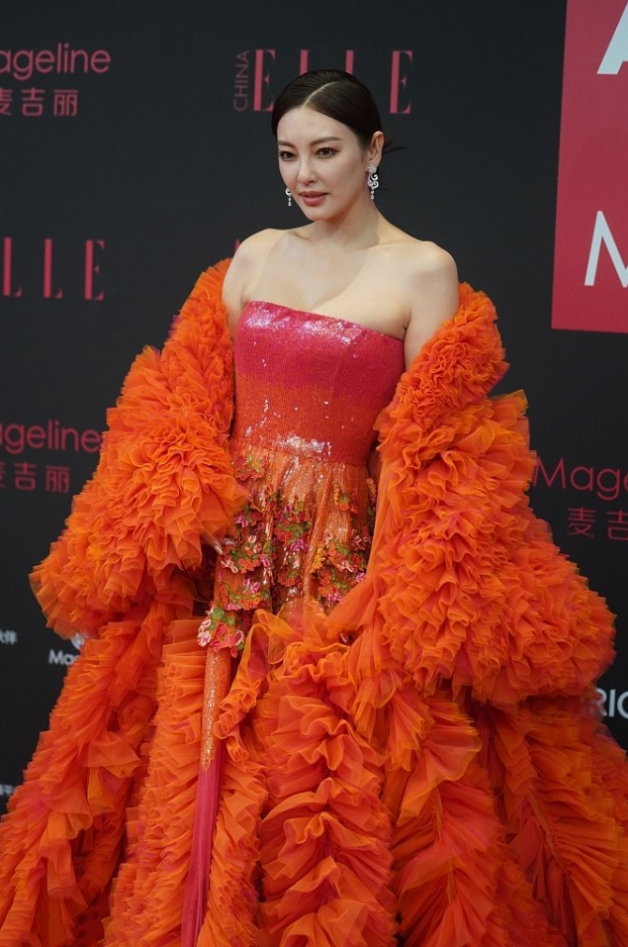 张雨绮|张雨绮还是那么敢穿，设计感礼服挺吸睛，不过妆容有点“拉胯”