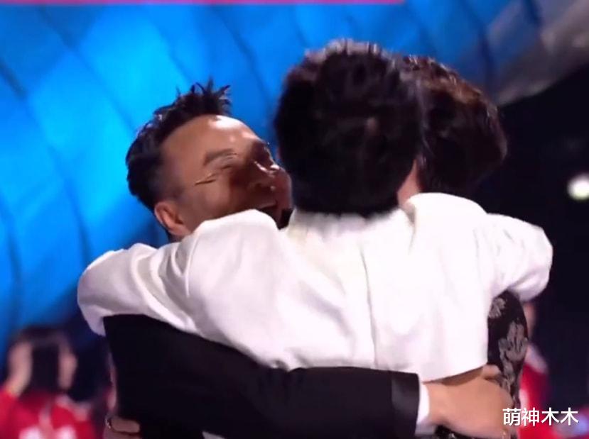 成毅|跨年夜幕后更感人：何炅穿过人海拥抱吴昕，天天兄弟合照秀戒指