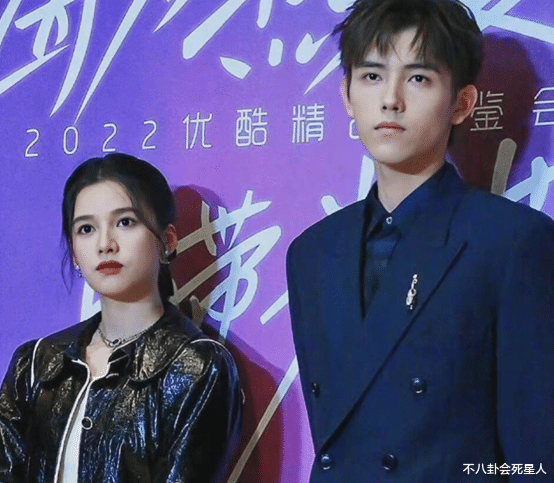 迪丽热巴|女星生图较量：杨紫黑长直显浮肿，热巴红色蕾丝裙，热依扎白西装