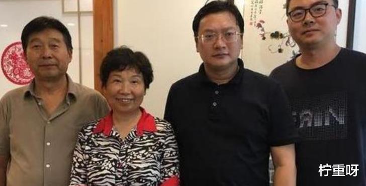 柠重呀 继田静晒家人温馨画面后，杜新枝一家也晒全家福，女儿女婿很幸福
