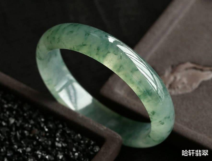 翡翠|本是垫脚石的段家玉，成了宋庆龄的挚爱手镯，如今价值过亿！