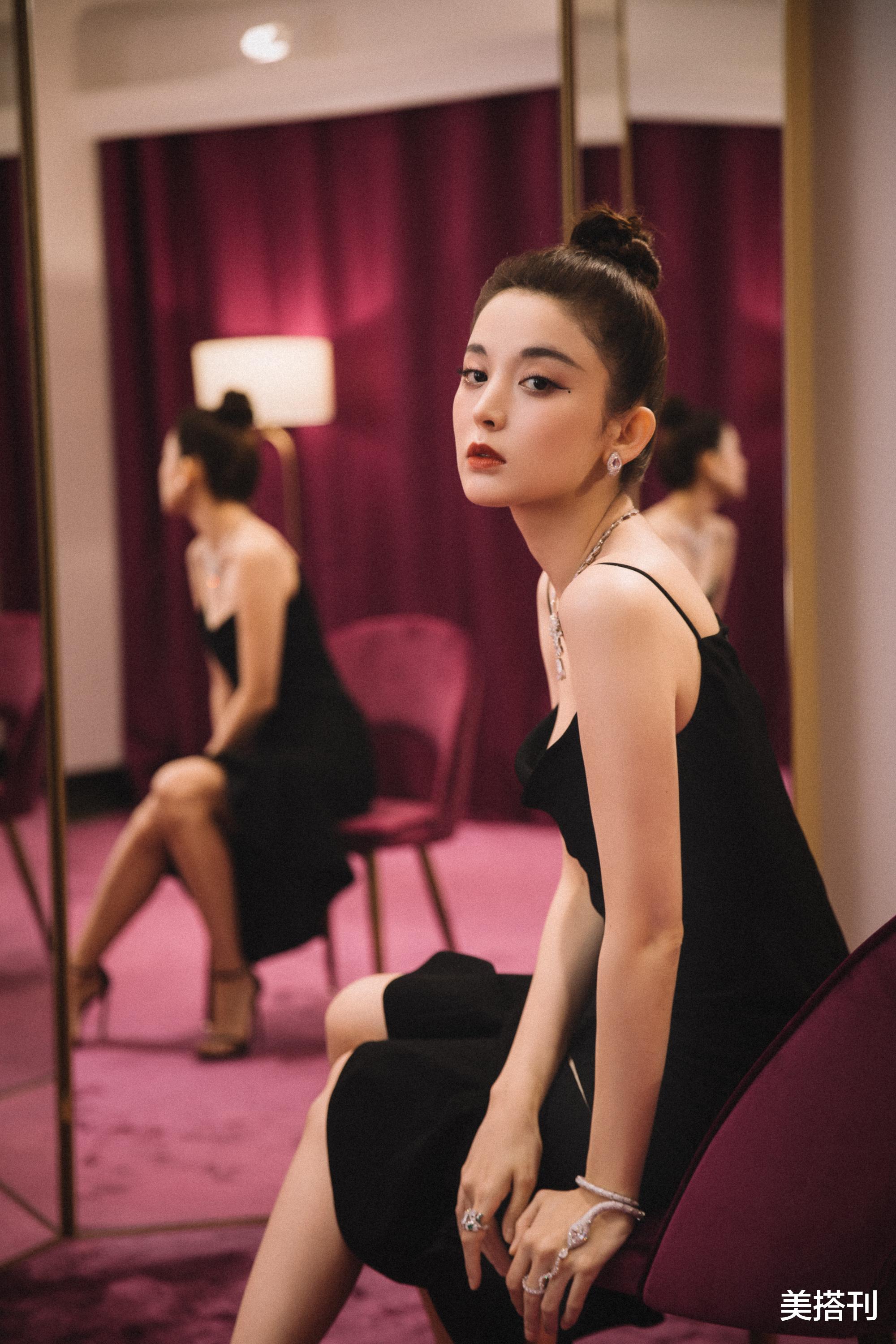 美搭刊|娜扎换公司后风格也换了,穿小黑裙礼帽半遮面,优雅神秘摩登女郎