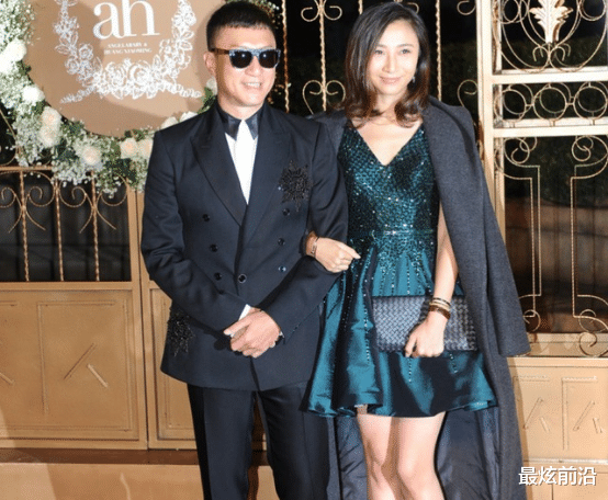 最炫前沿|孙红雷小15岁老婆，穿紫色短裙简单朴素却难挡好气质，赚到了