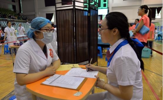 一更育儿|“三无学生”的心酸无奈：每年近百万医学生毕业，当医生的仅几万