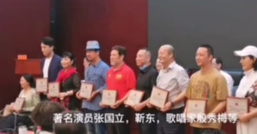 靳东|靳东现身《伪装者》发布会，跪地帮捡话筒无架子，现身份连连攀升