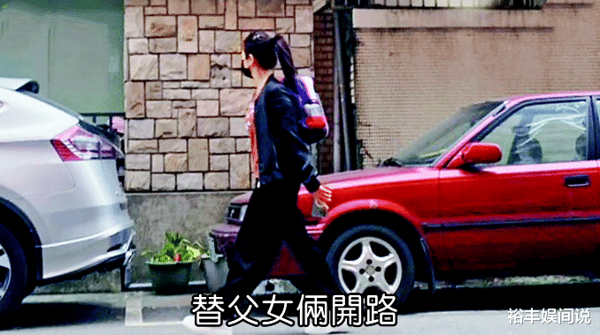 周渝民|周渝民亲自陪4岁女儿上学，穿红色套裙超显可爱，一年学费近90万