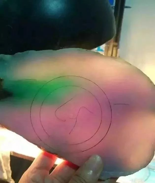 翡翠|18万买的翡翠原石，切出两条三彩手镯，瞬间暴涨几十倍！