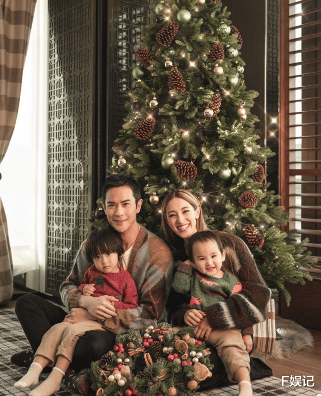 郑嘉颖|郑嘉颖一家四口开心过圣诞 夫妻俩在儿子们面前甜蜜嘴对嘴亲吻