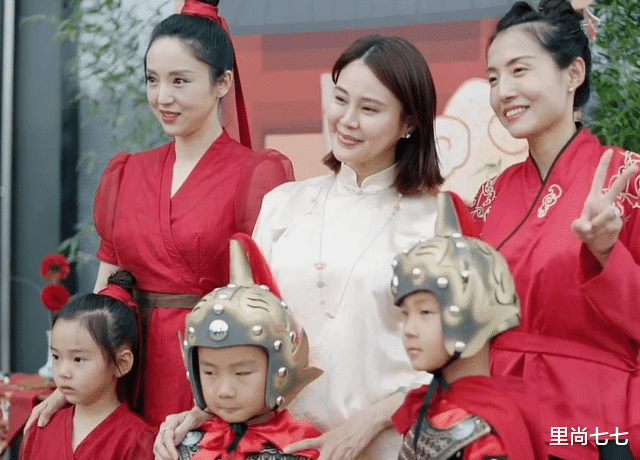 高云翔|高云翔一家三口为女儿庆生，他抱女儿站C位成主角，董璇偷瞄前夫