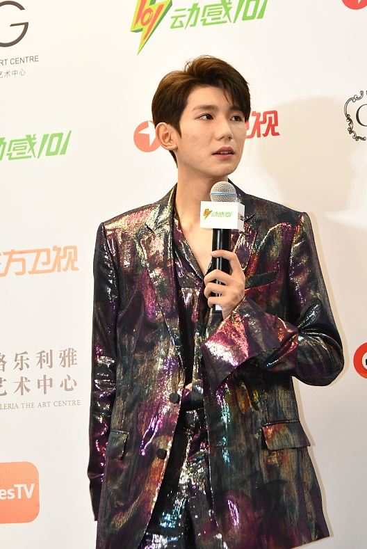 王源|王源小小年纪妆化得倒挺浓，可配“镭射”西装刚好，显得很成熟