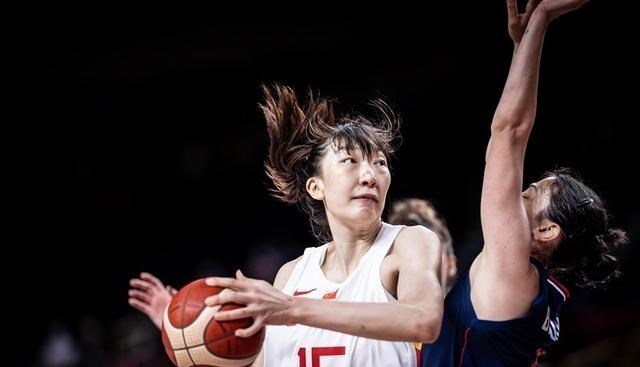 雪落无尘谈|太遗憾！后卫挖坑，一姐梦游，三大中锋合砍36+15女篮仍然出局
