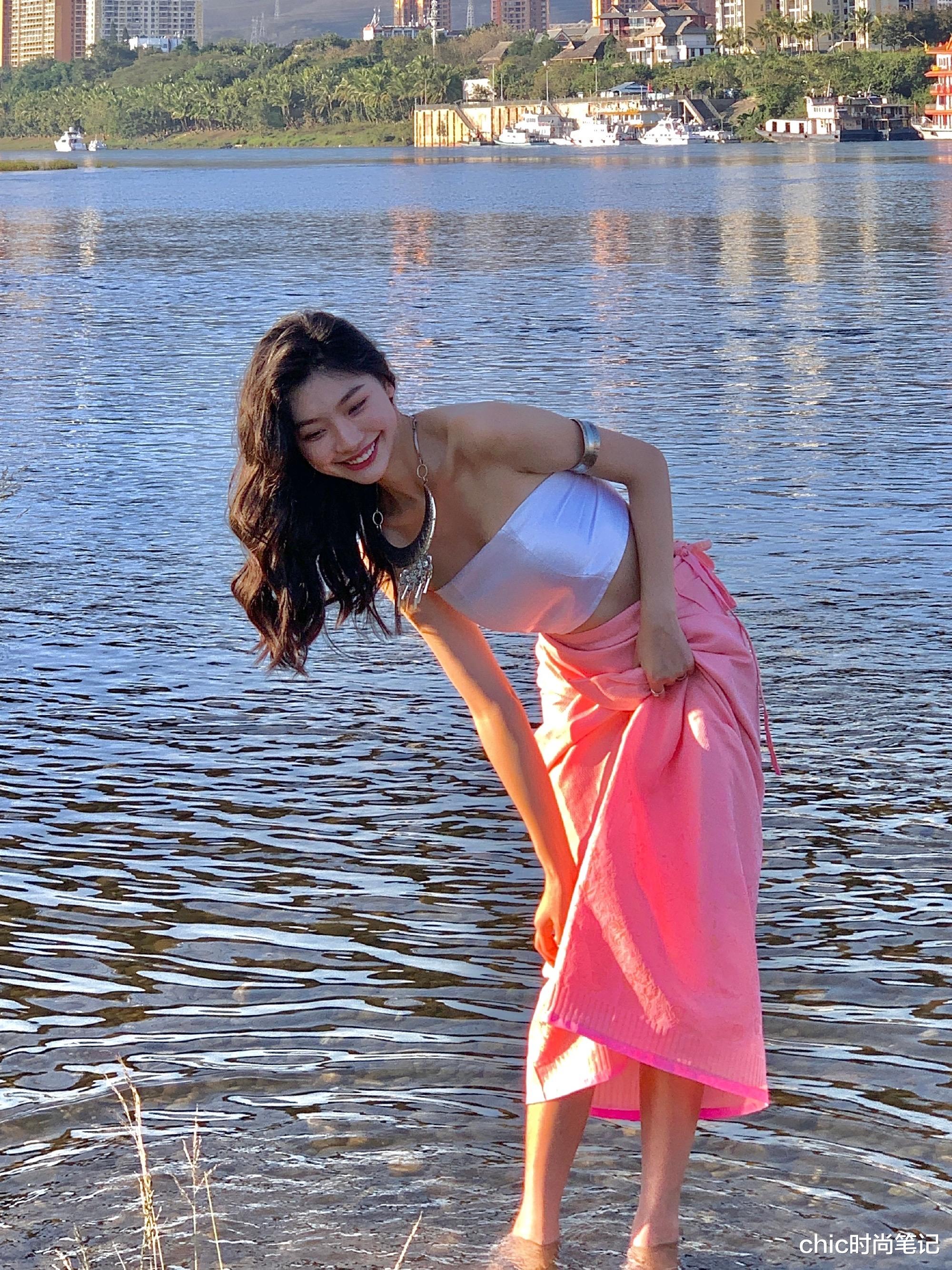 chic时尚笔记|易梦玲氛围感穿搭,这是半藏森林2.0吧,笑起来又像新垣结衣