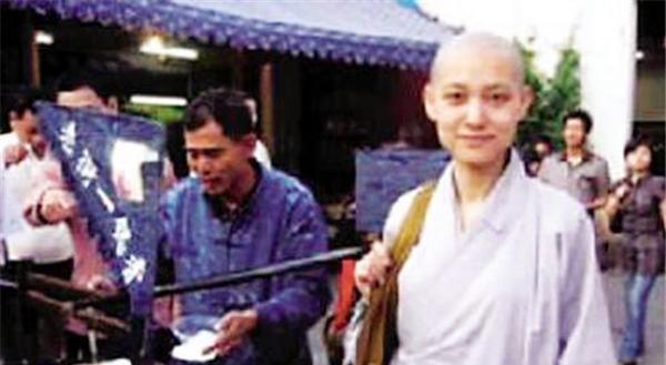 張平平說 兩次被至親家人送進精神病院，只因30萬元，如今她已“削發(fā)出家”