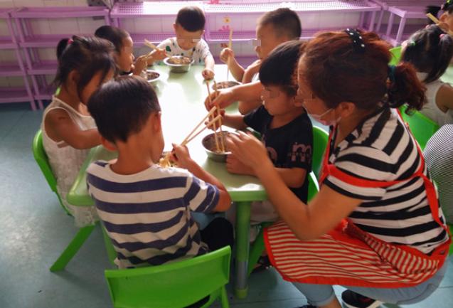 糖果的妈妈|娃在幼儿园是否“被喜欢”,监控未必看得全,家长需观察3个方面