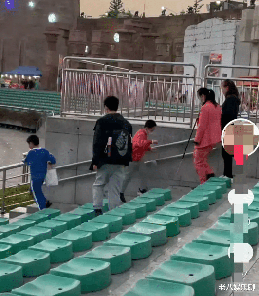 跨年|孙妈带孙卓孙辉跨年,丈夫孙海洋被抛下,家庭地位一目了然