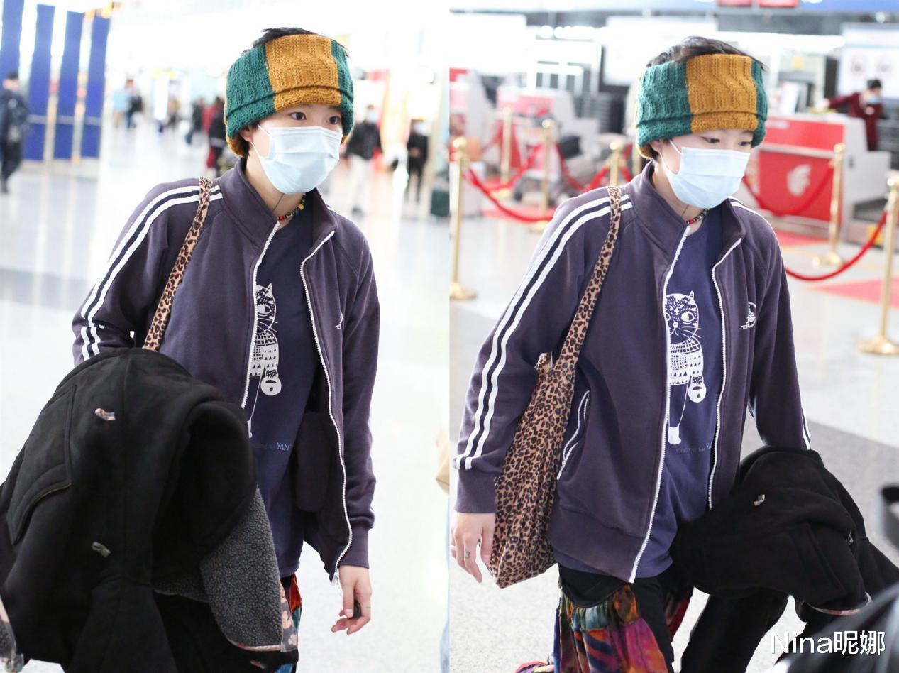 窦靖童|23岁窦靖童机场又“作妖”，大热天戴毛线帽配花裤，造型比王菲还放飞