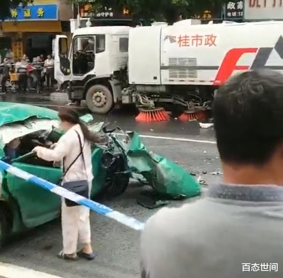 百态世间 广州两的哥斗气飙车追逐，同时追尾市政清扫车，疑似因抢客引发