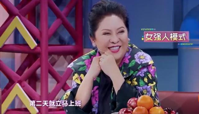 修图|向太抱孙女画面曝光，Cora四肢肉乎奶奶满脸慈爱，祖孙二人好富态