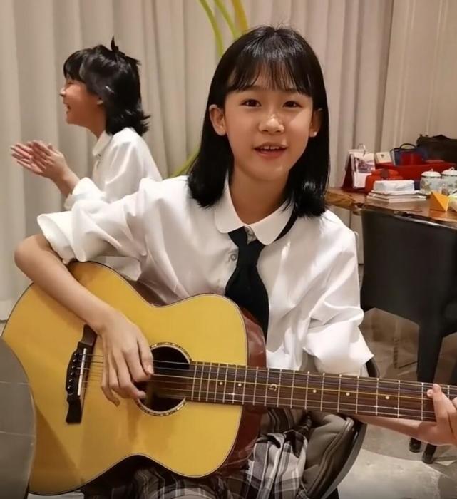 贝儿|陆毅大女儿弹吉他，妹妹故意捣乱贝儿翻白眼，姐姐换牙后撞脸爸爸