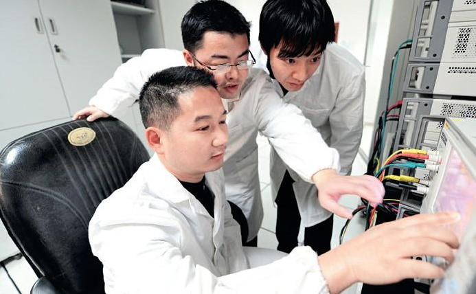 美国国债 中国为何要买1万亿美债，“借钱”给美国花，想不买都不行