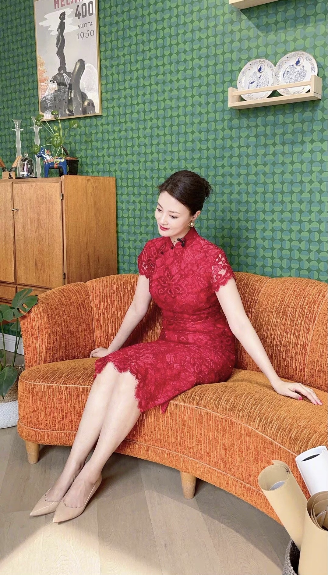 哚乐Like时尚|央视美女主持刘芳菲,灰色针织衫配焦糖长靴优雅高级,气质真绝了