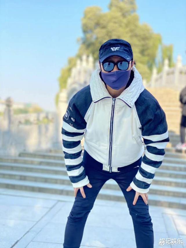 周杰伦|章子怡晒一家四口出游照，醒醒跟弟弟互动可爱，不见小苹果