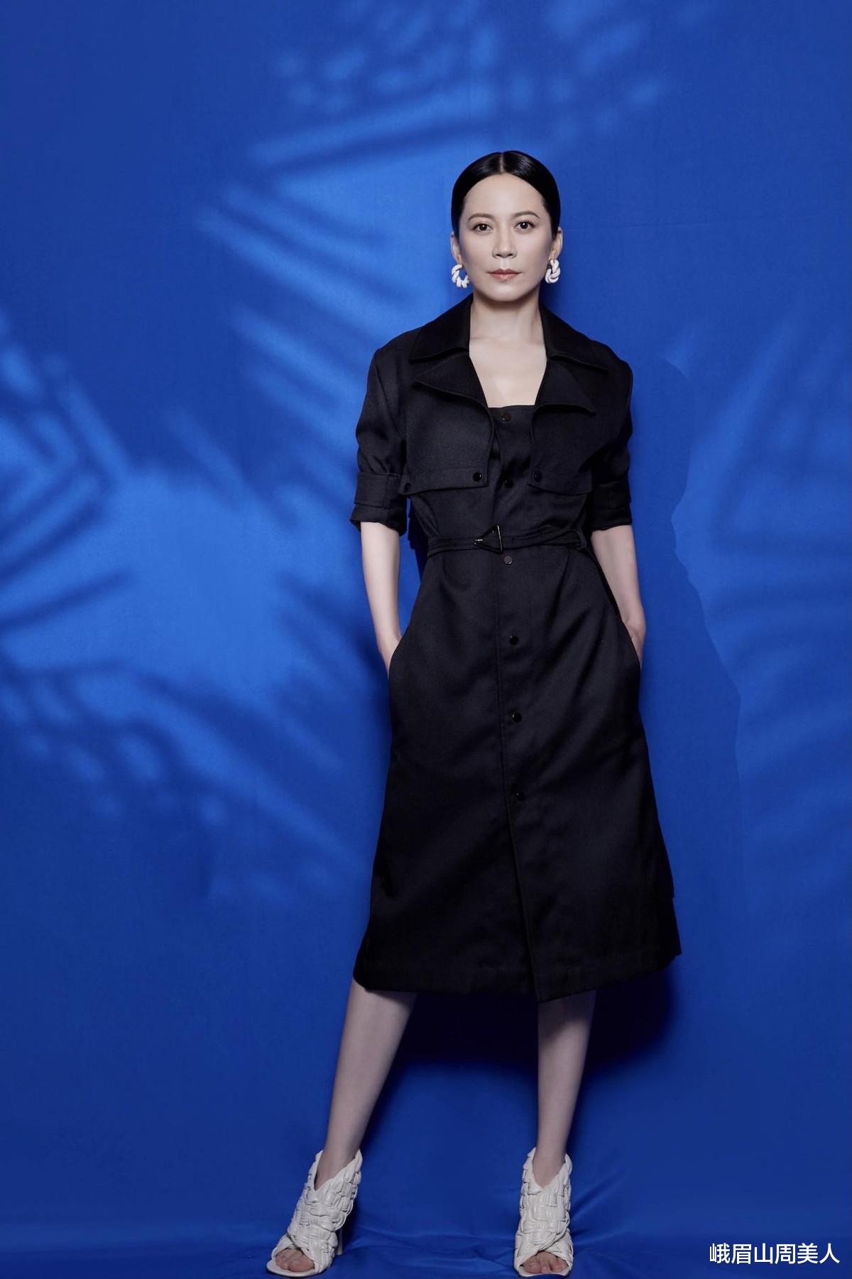 峨眉山周美人|这可能是我见过的最体面的50岁女人：不装嫩不显老，美得优雅有气质