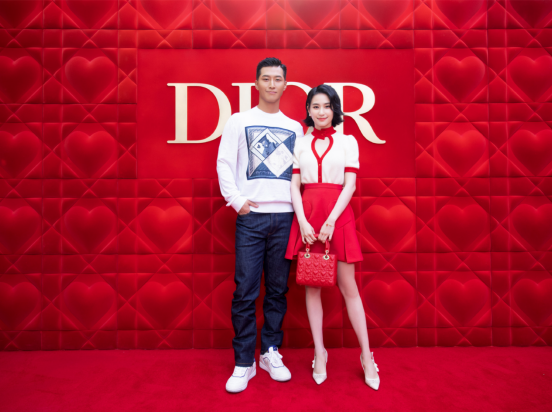 BiuFashion|“最美千金”何超莲再撒糖,穿红裙站窦骁身旁真恩爱,让人羡慕