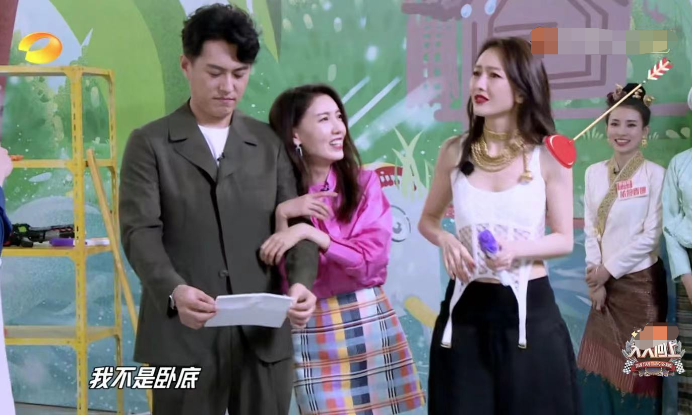 靳东|靳东高露当众挽手依偎，太亲密被指超安全距离，两人都已婚有家室