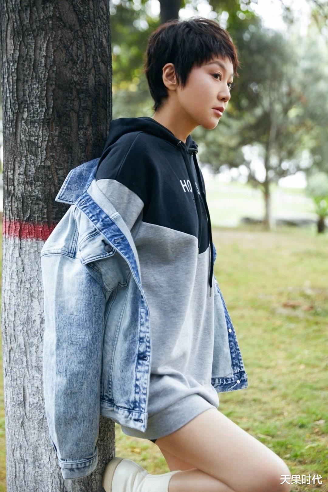 天果时代 闫妮越来越会穿，拼接卫衣配牛仔外套减龄时髦，50岁气质似少女